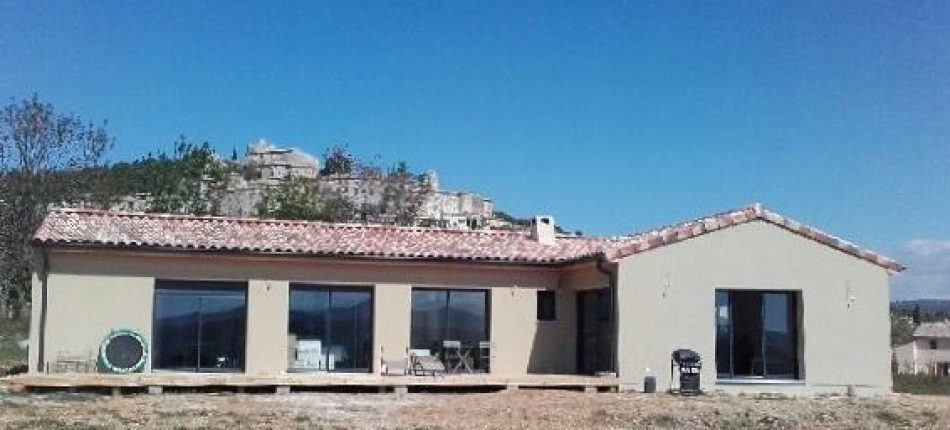 Construction d’une maison ossature bois toit 4 pans sur la commune de Simiane la Rotonde 
