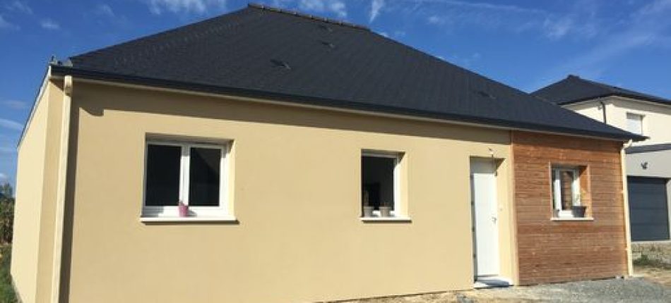 Construction d’une NATIBAN 4 pans maison de plain pied à SAINT AUBIN DES LANDES en ardoises Eternit avec Bardage Douglas teinte naturelle 