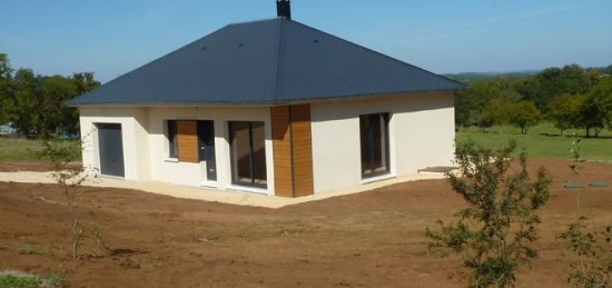 A Martiel, une belle construction de maison de plain-pied crépis et bardée
