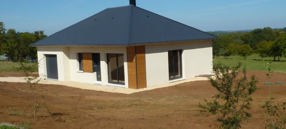 A Martiel, une belle construction de maison de plain-pied crépis et bardée 