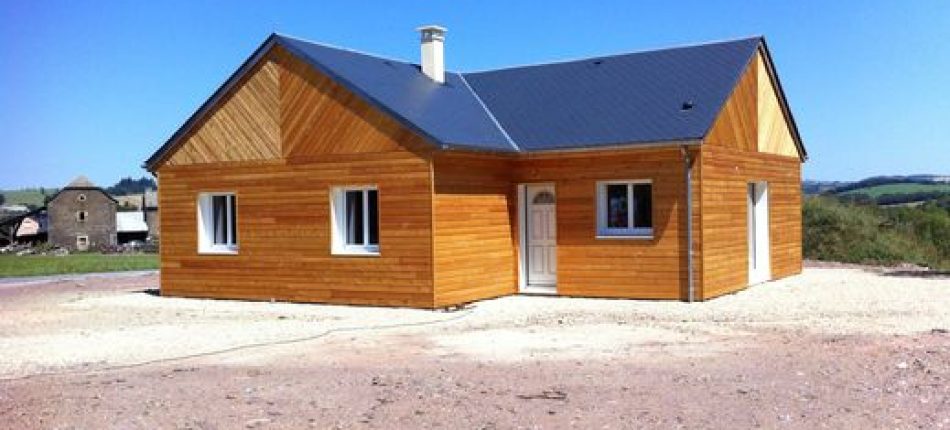 A Pont De Salars, construction d’une maison entièrement bardée en bois 