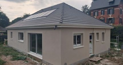 Une Natilia modèle Natiban avec panneaux photovoltaïques à Forges-Les-Eaux