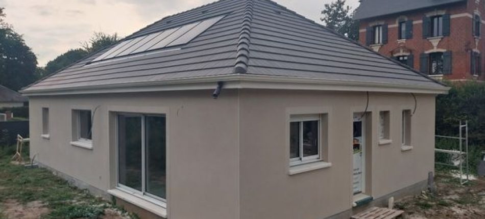 Une Natilia modèle Natiban avec panneaux photovoltaïques à Forges-Les-Eaux 
